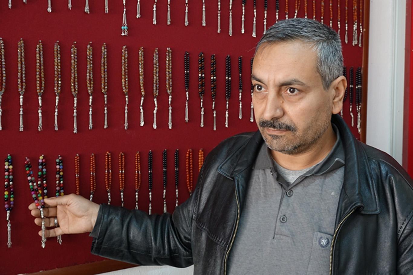 Suriyeli İbrahim tespih yaparak ailesini geçindiriyor Suriyeli İbrahim tespih yaparak ailesini geçindiriyor